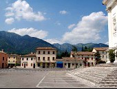 La piazza di Crespano del Grappa